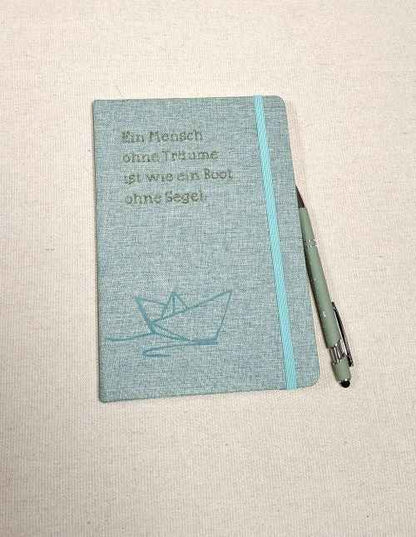 A5 Notizbuch „Ein Mensch ohne Träume…“ mit Gravur & Kugelschreiber - Boot Motiv in Flock, personalisierbar