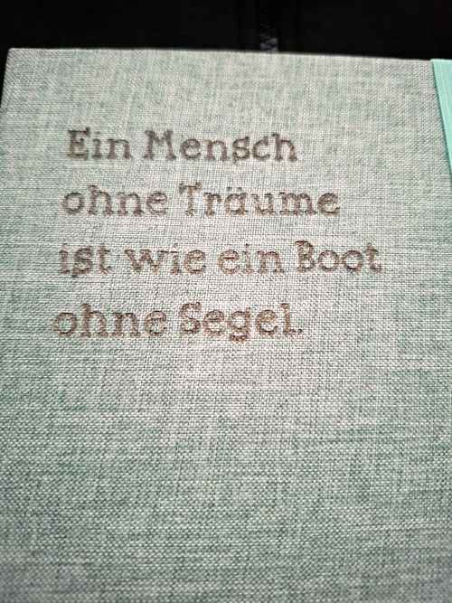 A5 Notizbuch „Ein Mensch ohne Träume…“ mit Gravur & Kugelschreiber - Boot Motiv in Flock, personalisierbar