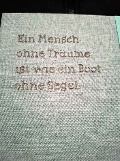 A5 Notizbuch „Ein Mensch ohne Träume…“ mit Gravur & Kugelschreiber - Boot Motiv in Flock, personalisierbar