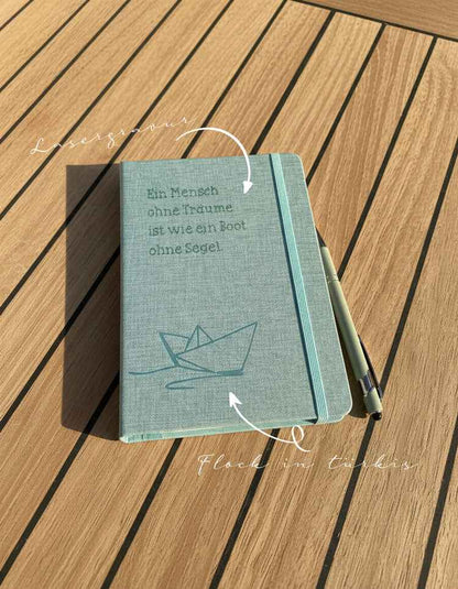 A5 Notizbuch „Ein Mensch ohne Träume…“ mit Gravur & Kugelschreiber - Boot Motiv in Flock, personalisierbar