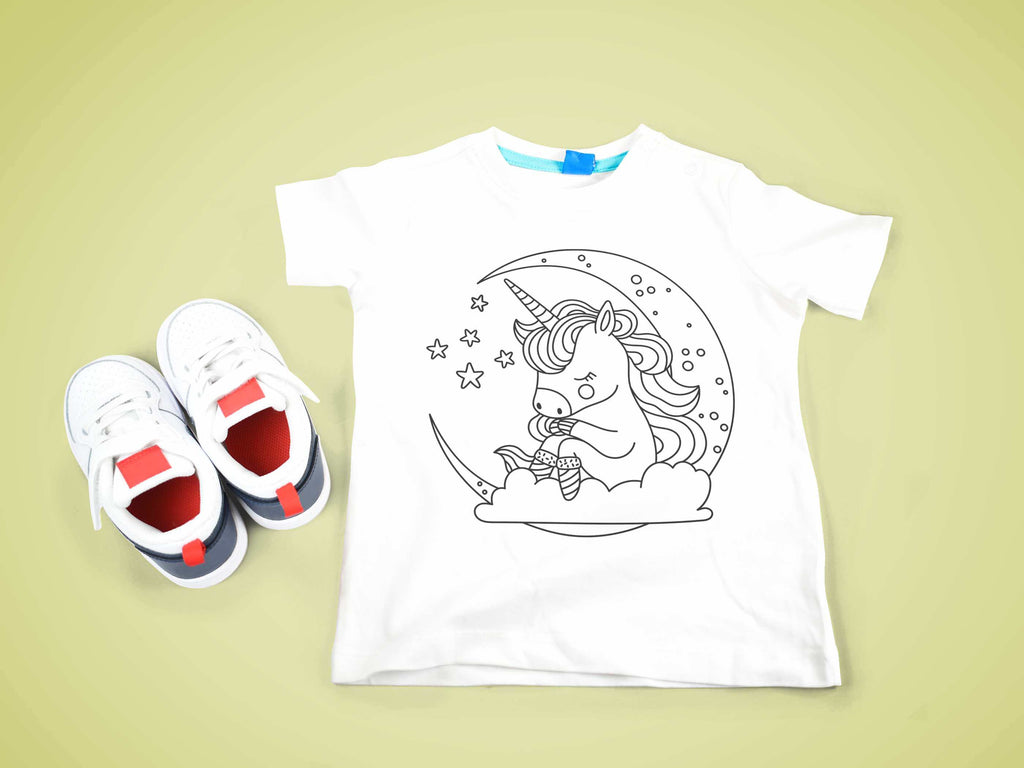 Einhorn auf dem Mond und ein Stern auf einem T-Shirt, ein bezauberndes Ausmalbügelmotiv für kreative Bastelstunden.
