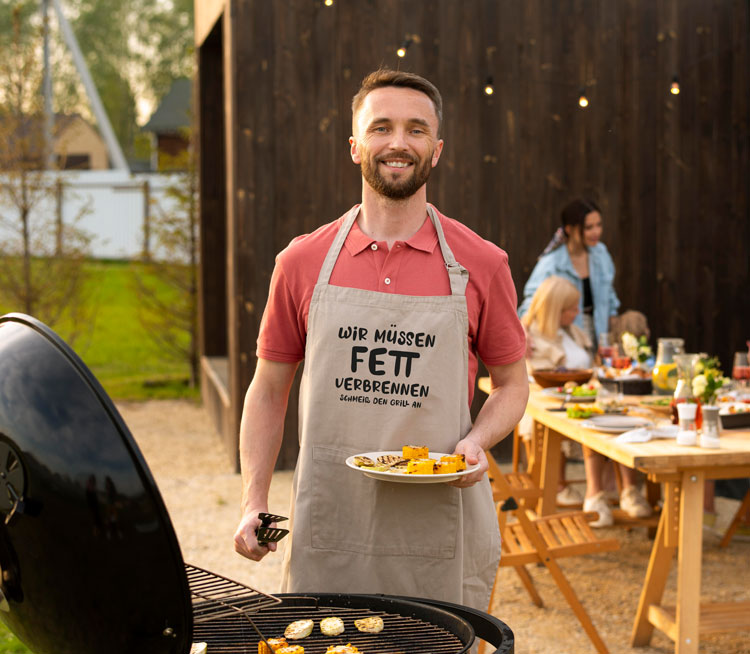 Lass uns Fett verbrennen – Schmeiß den Grill an!“ Bügelmotiv | Grillspruch für T-Shirt & Schürze (2 Größen, mehrfarbig) - AC Designs