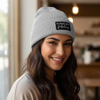Statement Patch Beanie Hellgrau - „flawed but fabulous“