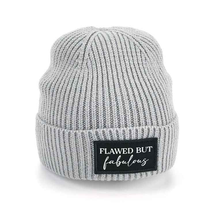 Statement Patch Beanie Hellgrau - „flawed but fabulous“