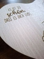 Frühstücksbrettchen Herzform personalisiert – „Es ist so schön, dass es dich gibt“