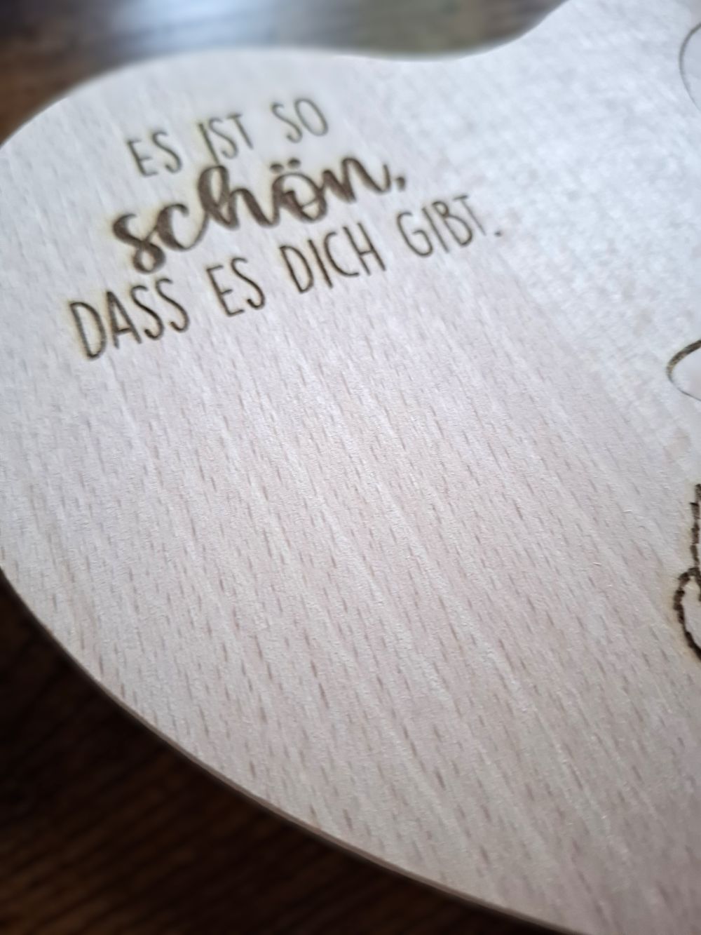 Frühstücksbrettchen Herzform personalisiert – „Es ist so schön, dass es dich gibt“