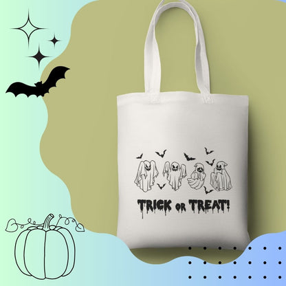 Eine weiße Baumwolltasche bedruckt mit dem Bügelmotiv - TRICK OR TREAT in schwarz. Es sind 4 Geister und 7 Fledermäuse zu sehen.