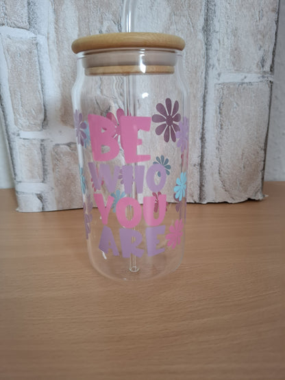 Handgefertigter Glasbecher mit Holzdeckel und Glasstrohhalm – BE WHO YOU ARE