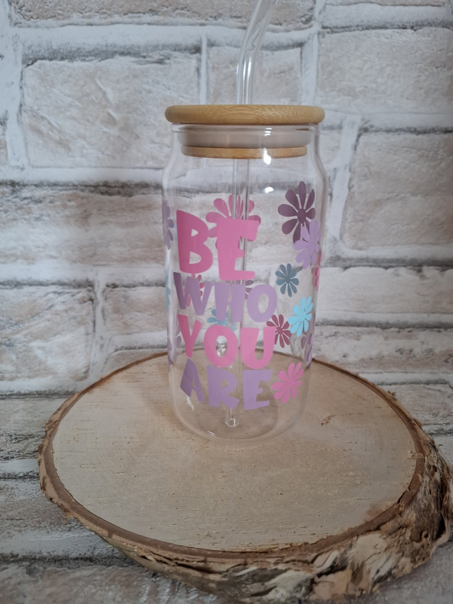 Handgefertigter Glasbecher mit Holzdeckel und Glasstrohhalm – BE WHO YOU ARE