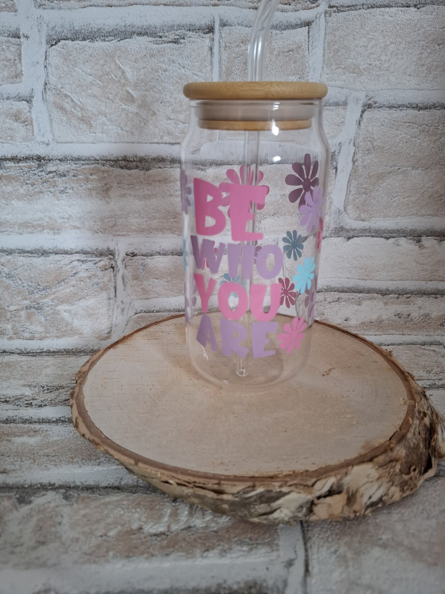 Handgefertigter Glasbecher mit Holzdeckel und Glasstrohhalm – BE WHO YOU ARE