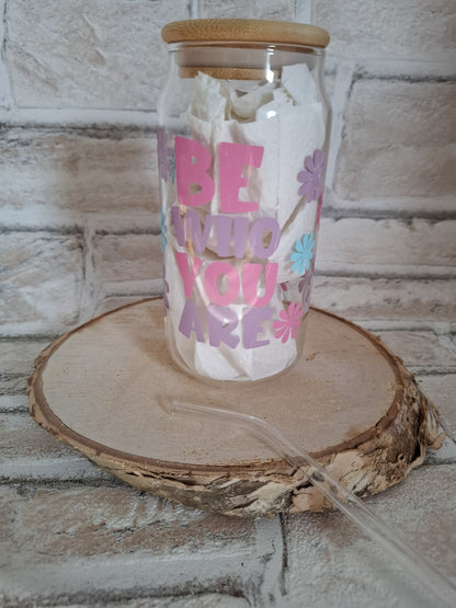 Handgefertigter Glasbecher mit Holzdeckel und Glasstrohhalm – BE WHO YOU ARE