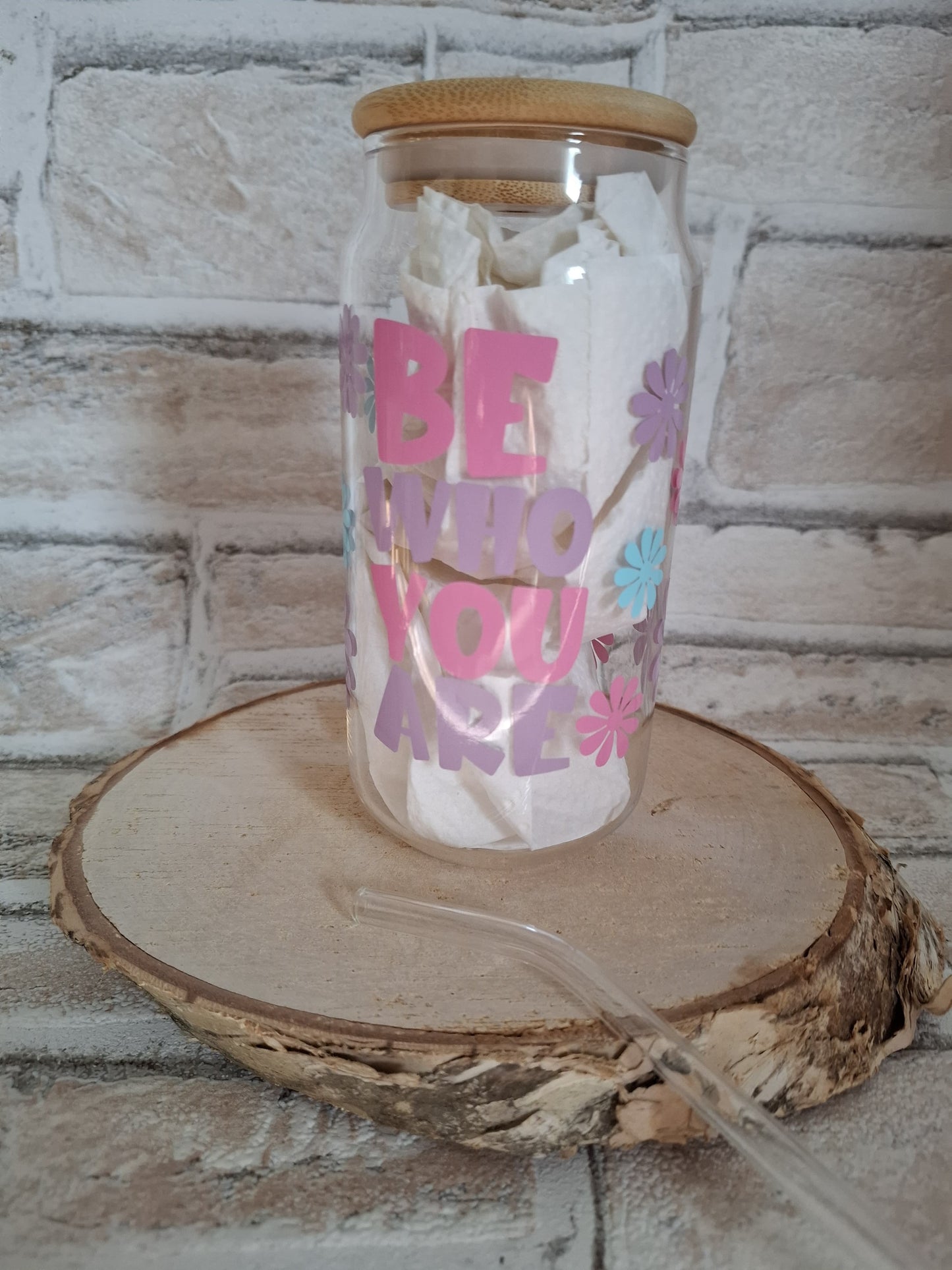 Handgefertigter Glasbecher mit Holzdeckel und Glasstrohhalm – BE WHO YOU ARE