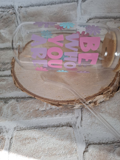 Handgefertigter Glasbecher mit Holzdeckel und Glasstrohhalm – BE WHO YOU ARE