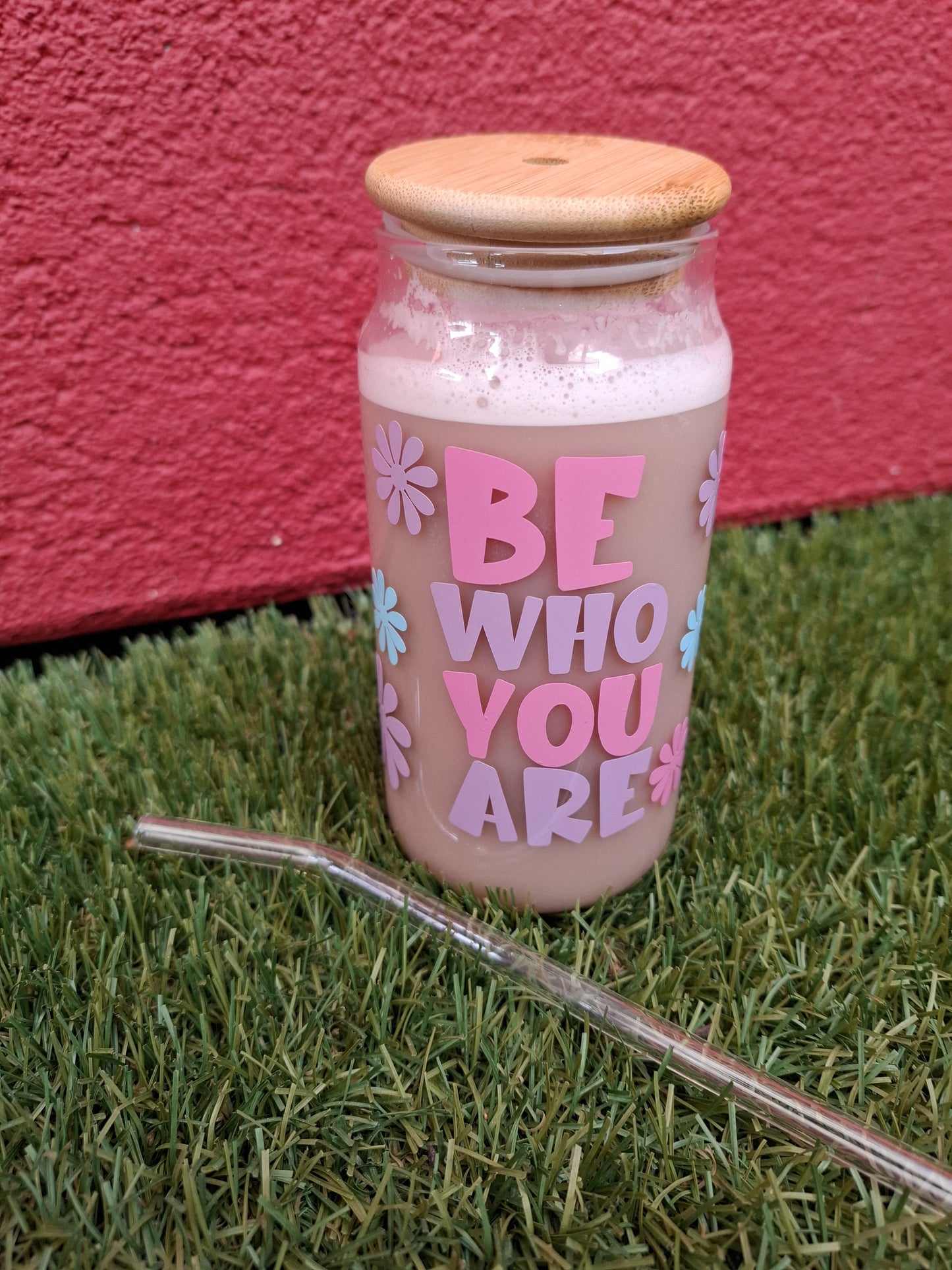 Handgefertigter Glasbecher mit Holzdeckel und Glasstrohhalm – BE WHO YOU ARE