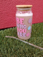 Handgefertigter Glasbecher mit Holzdeckel und Glasstrohhalm – BE WHO YOU ARE - AC Designs