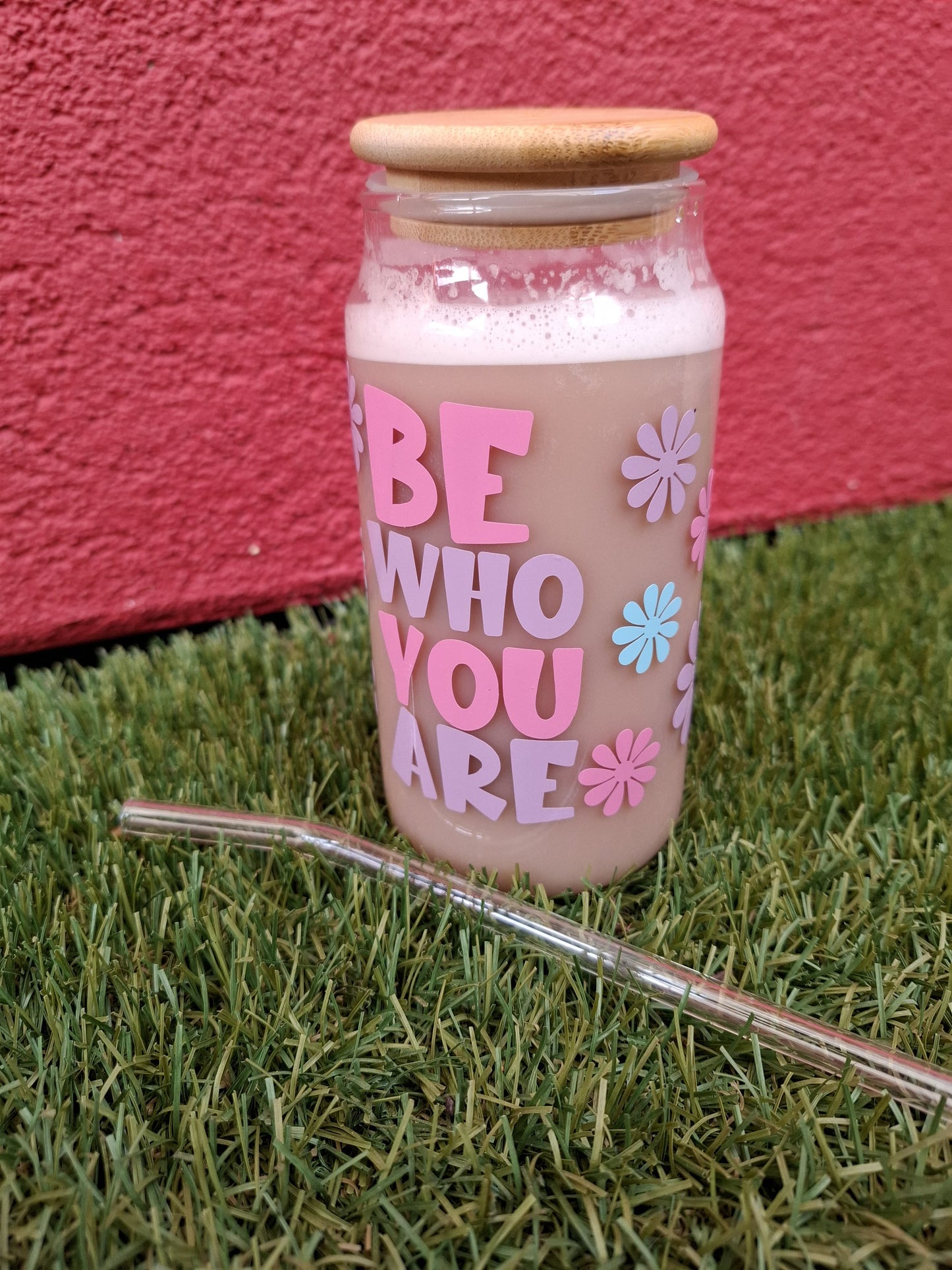 Handgefertigter Glasbecher mit Holzdeckel und Glasstrohhalm – BE WHO YOU ARE