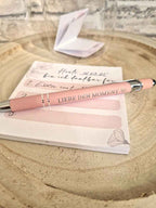 Glas voller Glücksmomente als Dekoration – Achtsamkeitsritual für Zuhause mit Notizblock und Stift