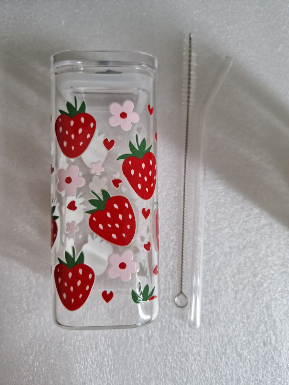 Eckiges Erdbeer-Glasbecher mit Deckel & Strohhalm - 400 ml, auslaufsicher & langlebig