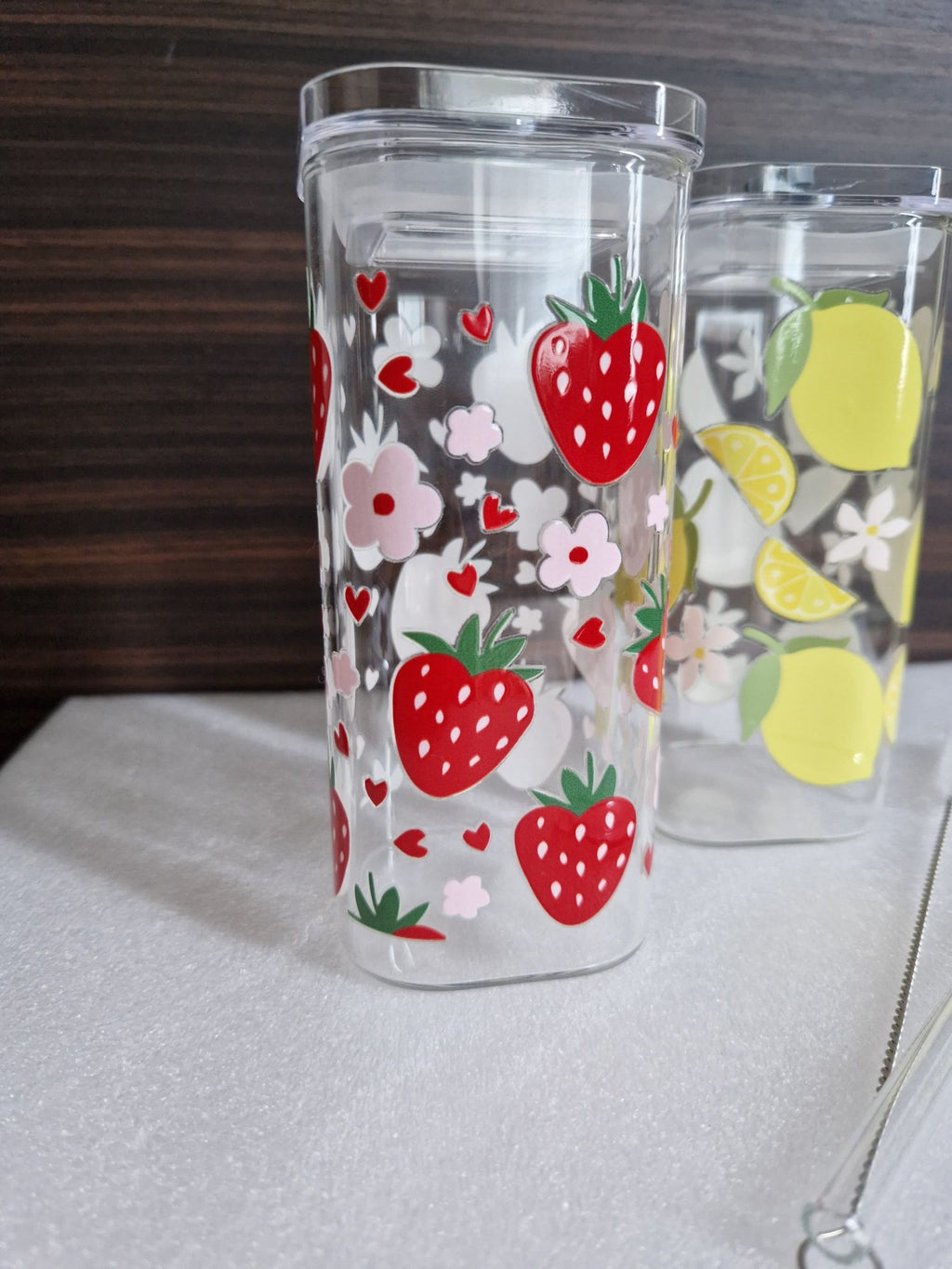 Eckiges Erdbeer-Glasbecher mit Deckel & Strohhalm - 400 ml, auslaufsicher & langlebig