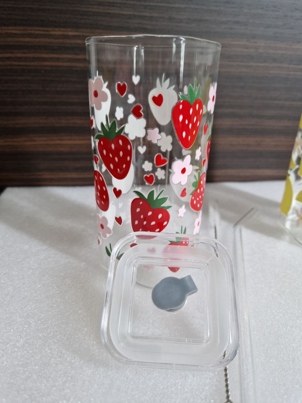 Eckiges Erdbeer-Glasbecher mit Deckel & Strohhalm - 400 ml, auslaufsicher & langlebig
