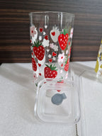 Eckiges Erdbeer-Glasbecher mit Deckel & Strohhalm - 400 ml, auslaufsicher & langlebig