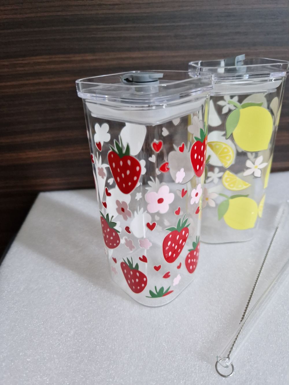 Eckiges Erdbeer-Glasbecher mit Deckel & Strohhalm - 400 ml, auslaufsicher & langlebig