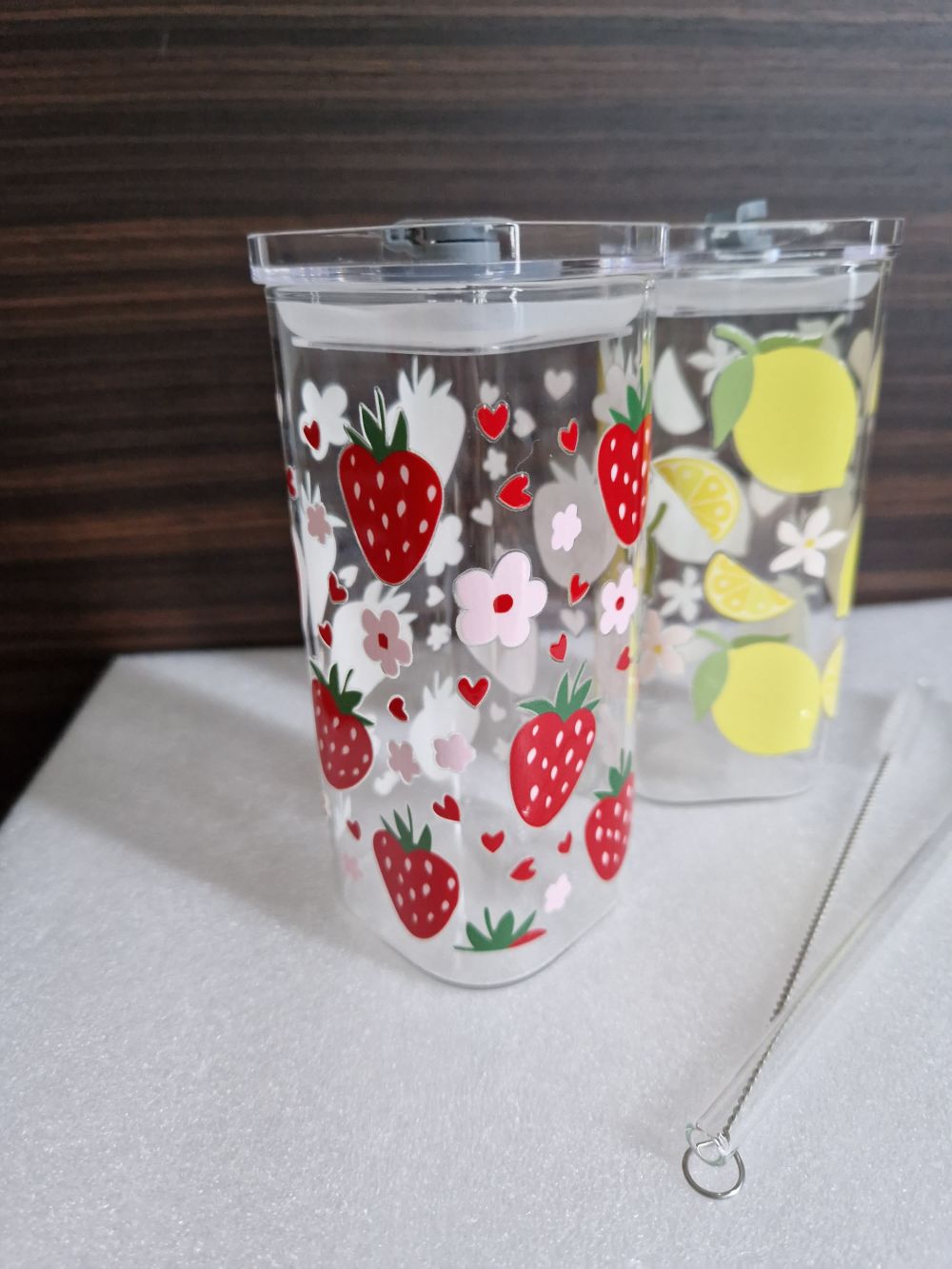 Eckiges Erdbeer-Glasbecher mit Deckel & Strohhalm - 400 ml, auslaufsicher & langlebig