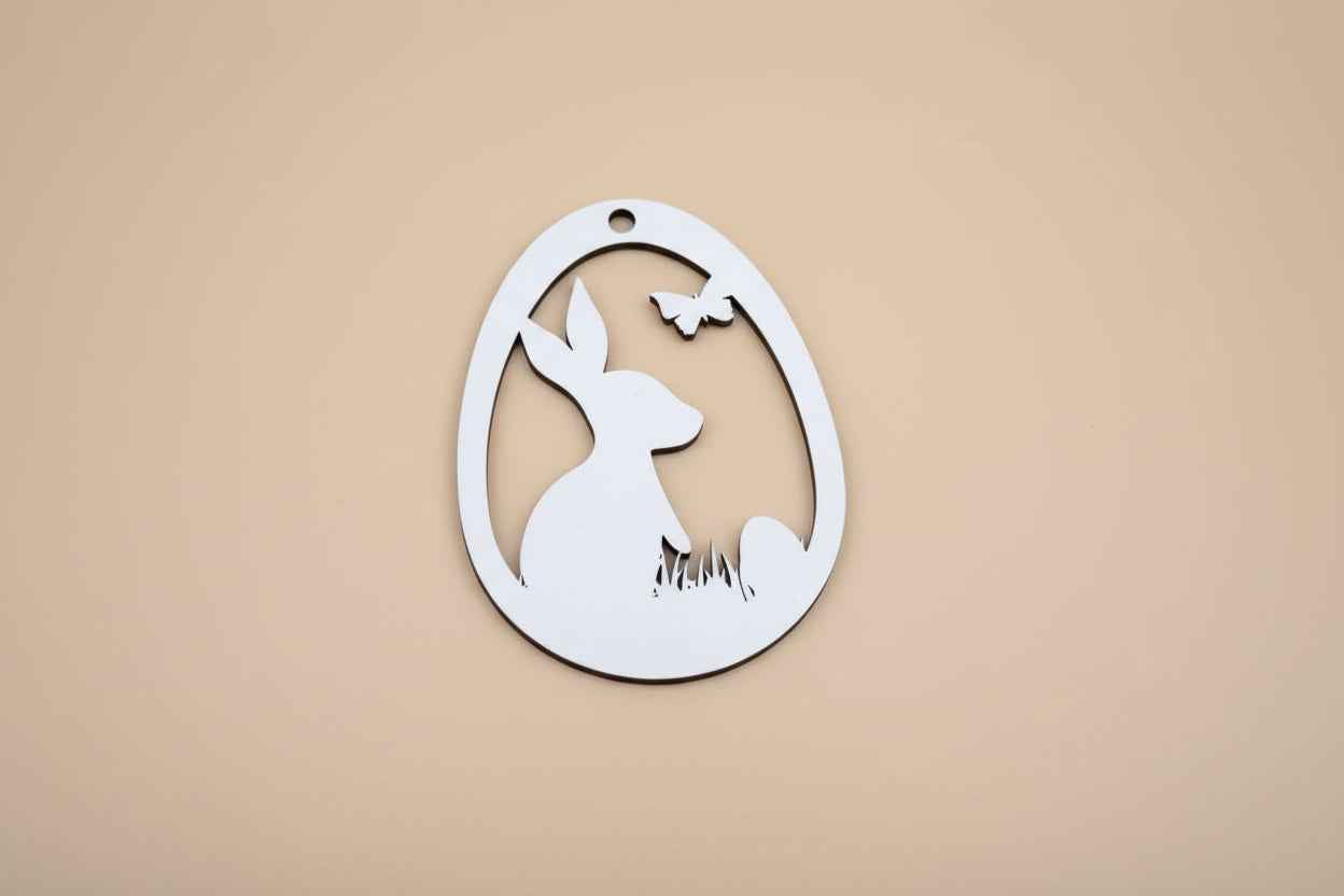 Holz Osterei Anhänger Hase mit Schmetterling – Bastelrohling aus lasergeschnittenem Sperrholz