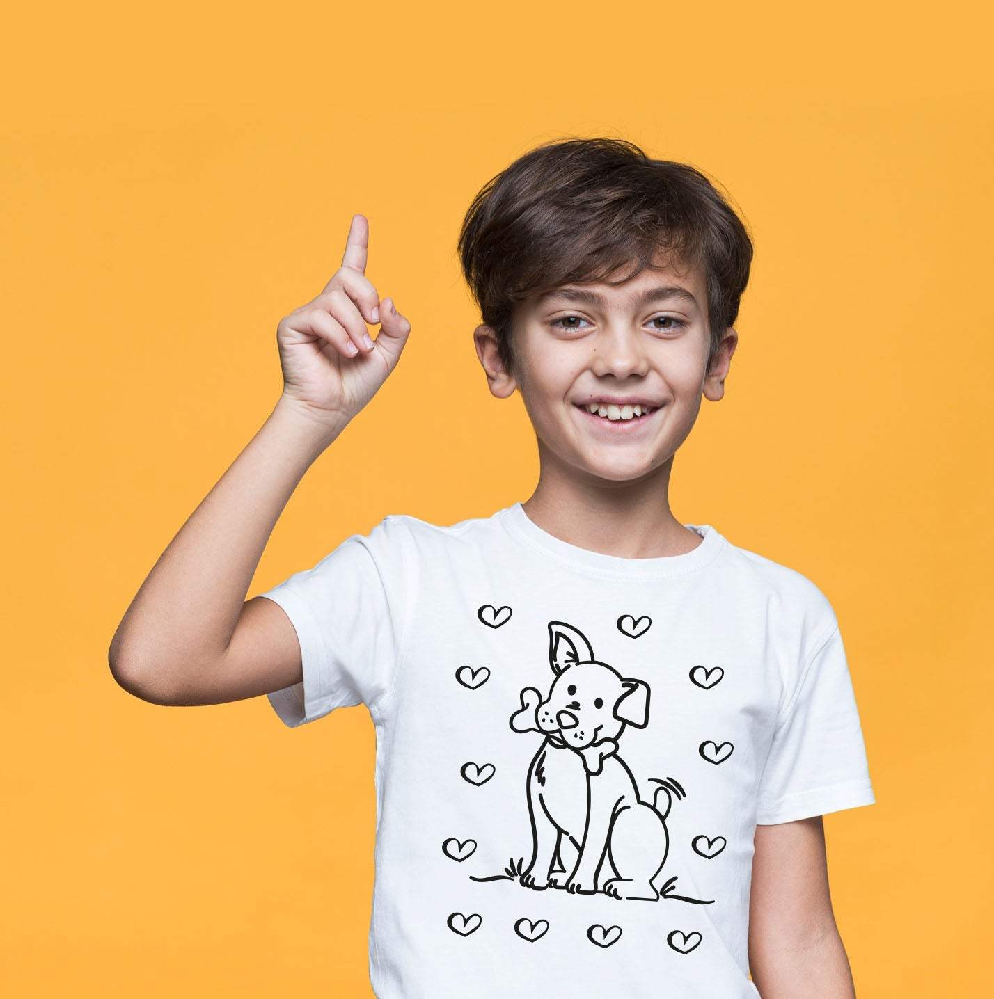 T-Shirt mit einem liebevollen Hund und Herzen, perfekt für Ausmal-Bügelmotive und kreative Ideen.