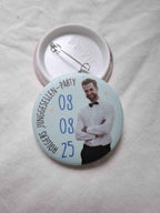 Personalisiertes JGA-Button-Set – 44 mm Button mit Foto, Datum & Text | Matt, Glänzend oder Glitzer-Hologramm