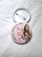 Personalisiertes JGA-Button-Set – 44 mm Button mit Foto, Datum & Text | Matt, Glänzend oder Glitzer-Hologramm