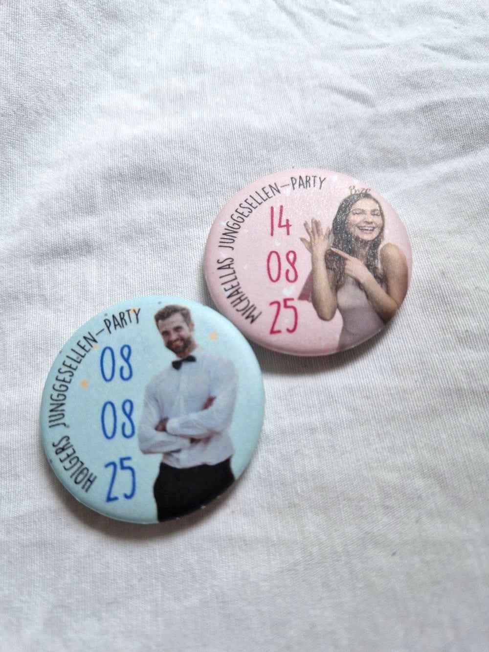 Personalisiertes JGA-Button-Set – 44 mm Button mit Foto, Datum & Text | Matt, Glänzend oder Glitzer-Hologramm