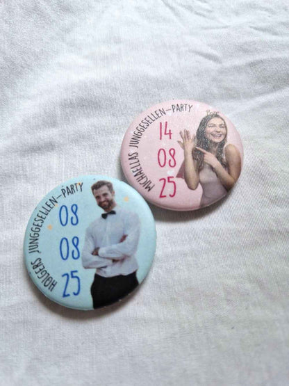 Personalisiertes JGA-Button-Set – 44 mm Button mit Foto, Datum & Text | Matt, Glänzend oder Glitzer-Hologramm