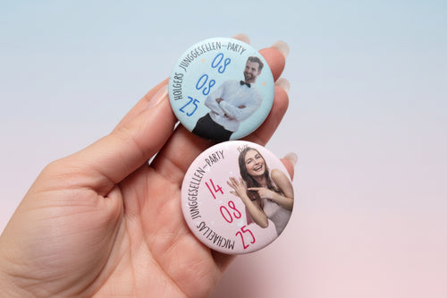Personalisiertes JGA-Button-Set – 44 mm Button mit Foto, Datum & Text | Matt, Glänzend oder Glitzer-Hologramm