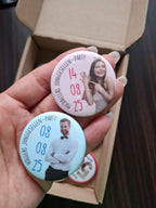 Personalisiertes JGA-Button-Set – 44 mm Button mit Foto, Datum & Text | Matt, Glänzend oder Glitzer-Hologramm
