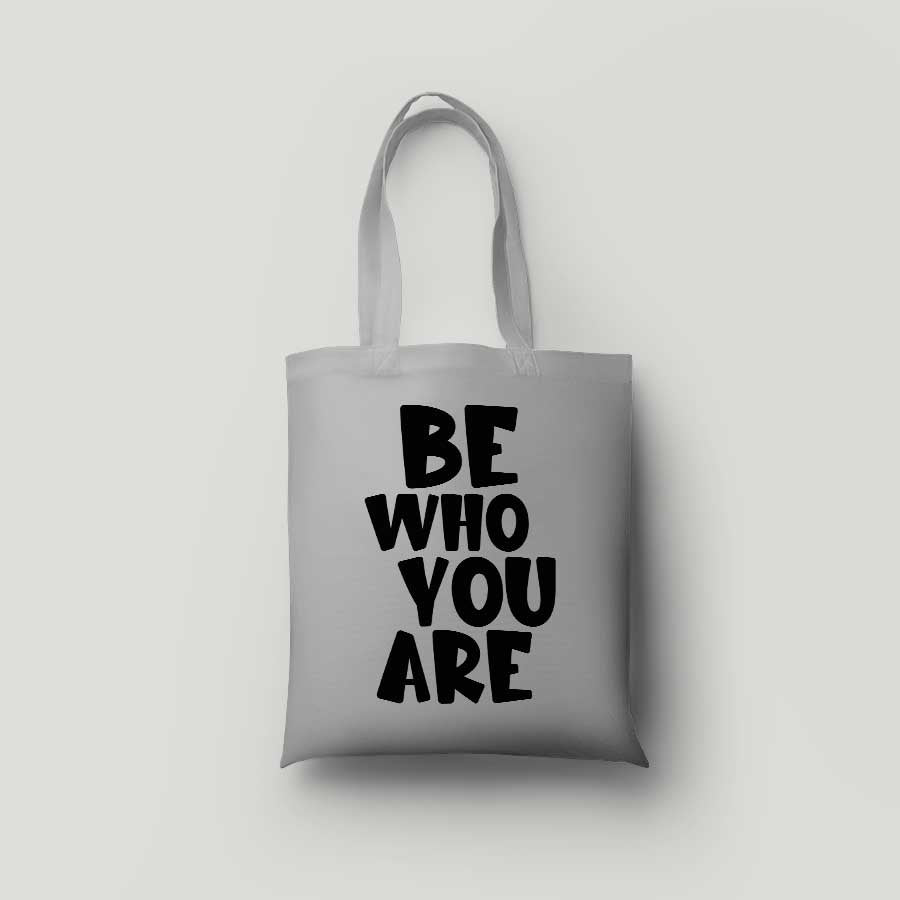 graue Baumwolltasche mit Motiv 'BE WHO YOU ARE' - Druck schwarz