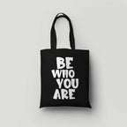 schwarze Baumwolltasche mit Motiv 'BE WHO YOU ARE' - Druck weiß