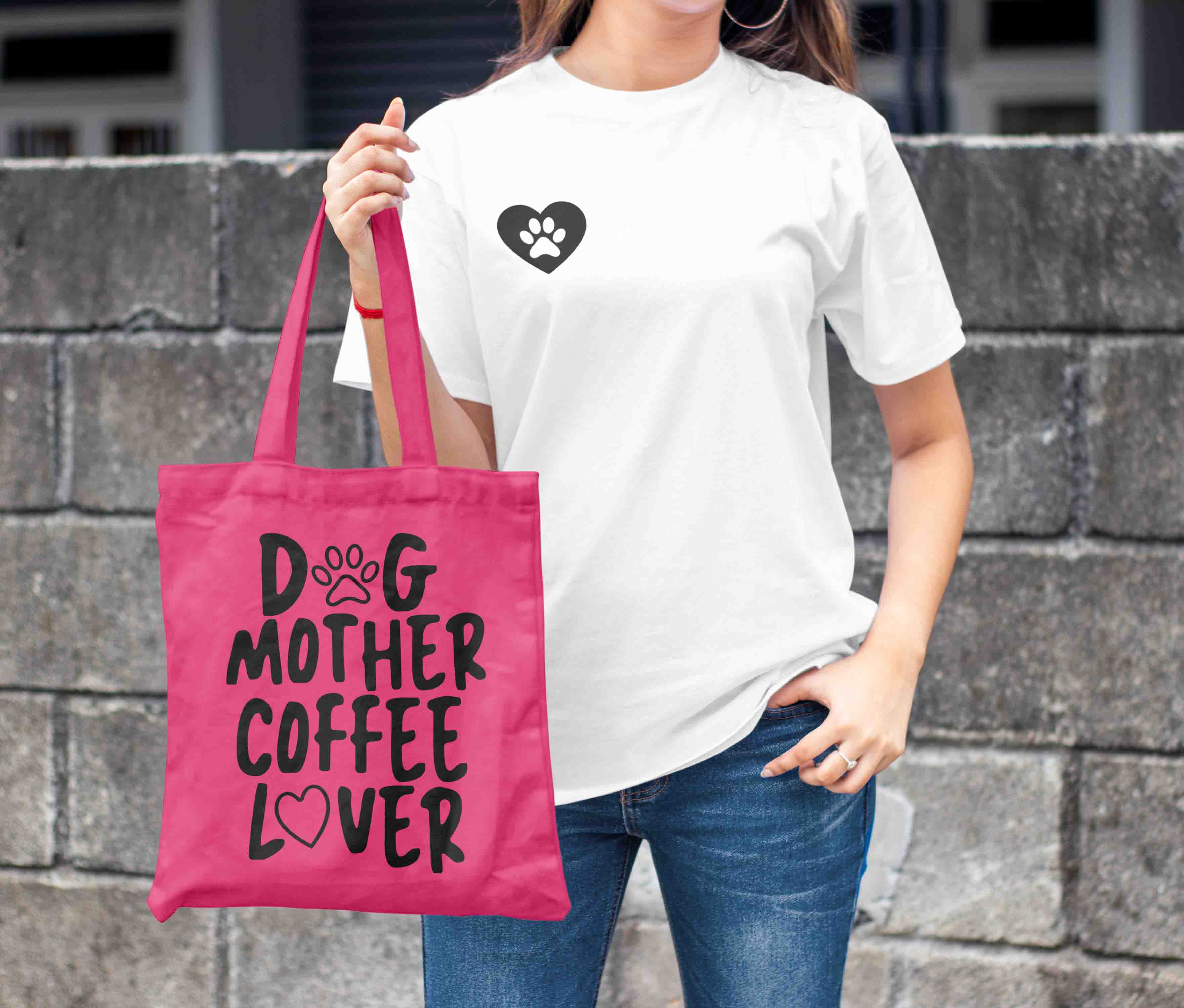 Pinke Baumwolltasche bedruckt mit dem Motiv - Dog Mother, Coffee Lover in schwarz