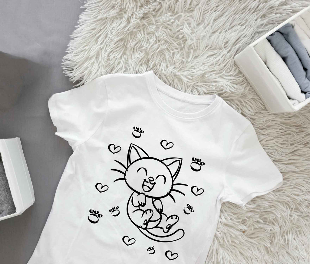 Ein T-Shirt, das ein charmantes Kätzchen zeigt, ideal für Ausmalbügelmotive und kreative Gestaltung.
