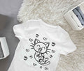 Ein T-Shirt, das ein charmantes Kätzchen zeigt, ideal für Ausmalbügelmotive und kreative Gestaltung.