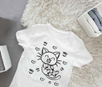 Ein T-Shirt, das ein charmantes Kätzchen zeigt, ideal für Ausmalbügelmotive und kreative Gestaltung.