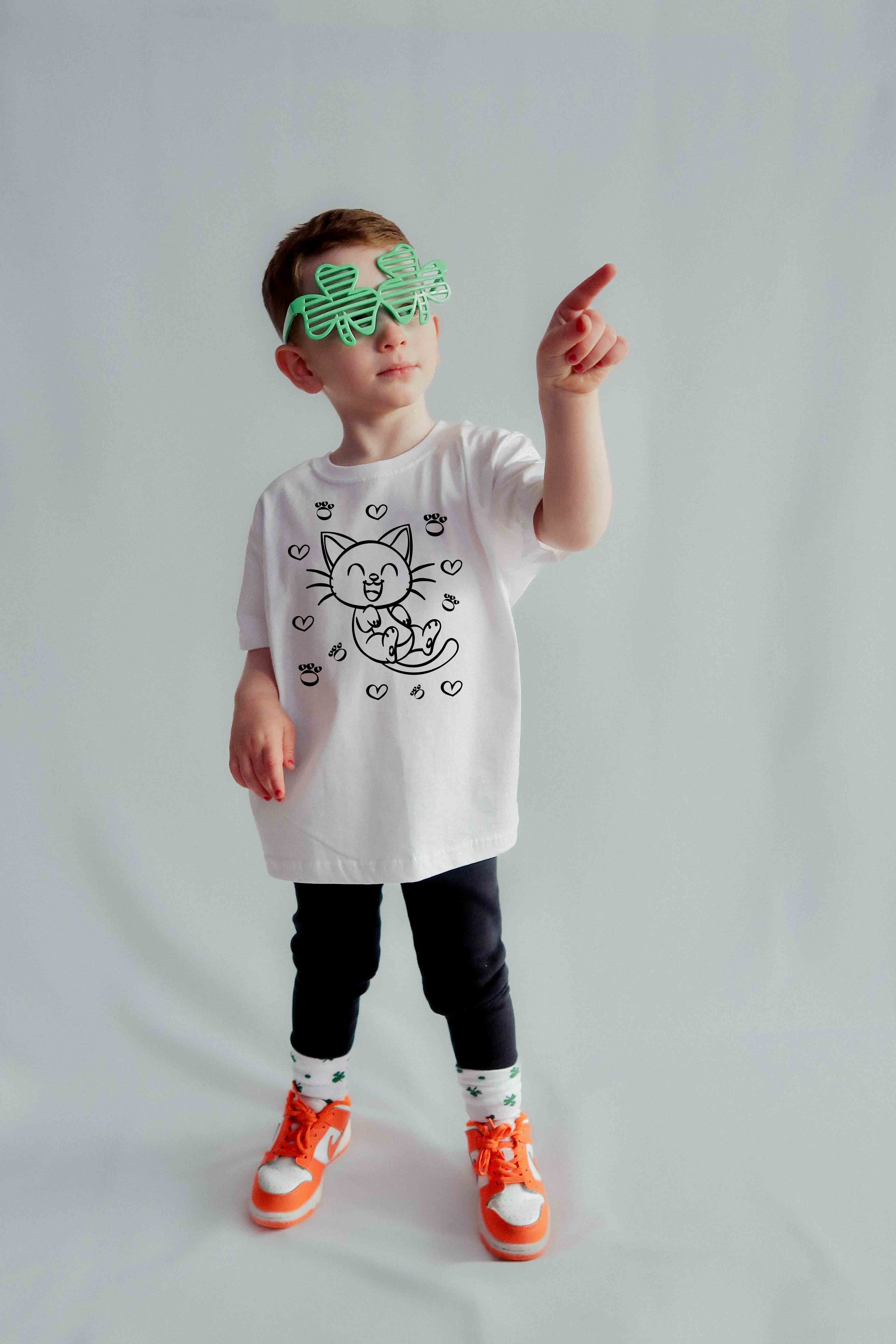 T-Shirt mit einem niedlichen Katzenmotiv, perfekt für Ausmalbügelprojekte und kreative Ideen.