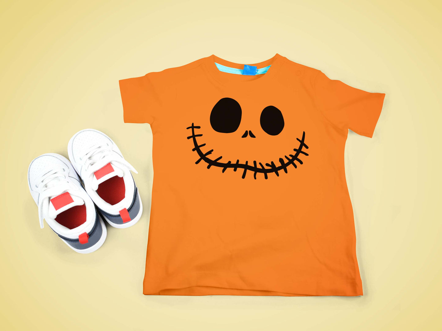 Jack Skellington auf einem Halloween-T-Shirt, perfekt für Fans des Klassikers "The Nightmare Before Christmas".