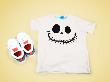 Kindershirt mit Jack Skellington-Motiv und Sneakers auf gelbem Hintergrund, ideal für Halloween und festliche Anlässe.