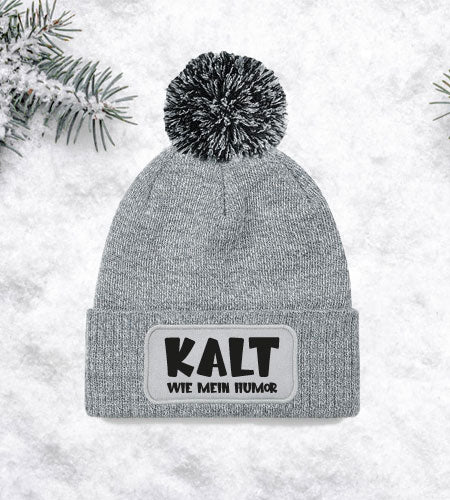 Kalt und festlich: Bedruckte Weihnachtsmütze, die perfekt für winterliche Feiern geeignet ist.