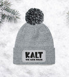 Kalt und festlich: Bedruckte Weihnachtsmütze, die perfekt für winterliche Feiern geeignet ist.