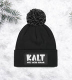 Bedruckte Weihnachtsmütze in kalten Farben, perfekt für die festliche Jahreszeit und winterliche Abenteuer.