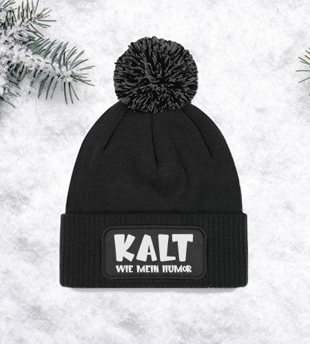 Bedruckte Weihnachtsmütze in kalten Farben, perfekt für die festliche Jahreszeit und winterliche Abenteuer.