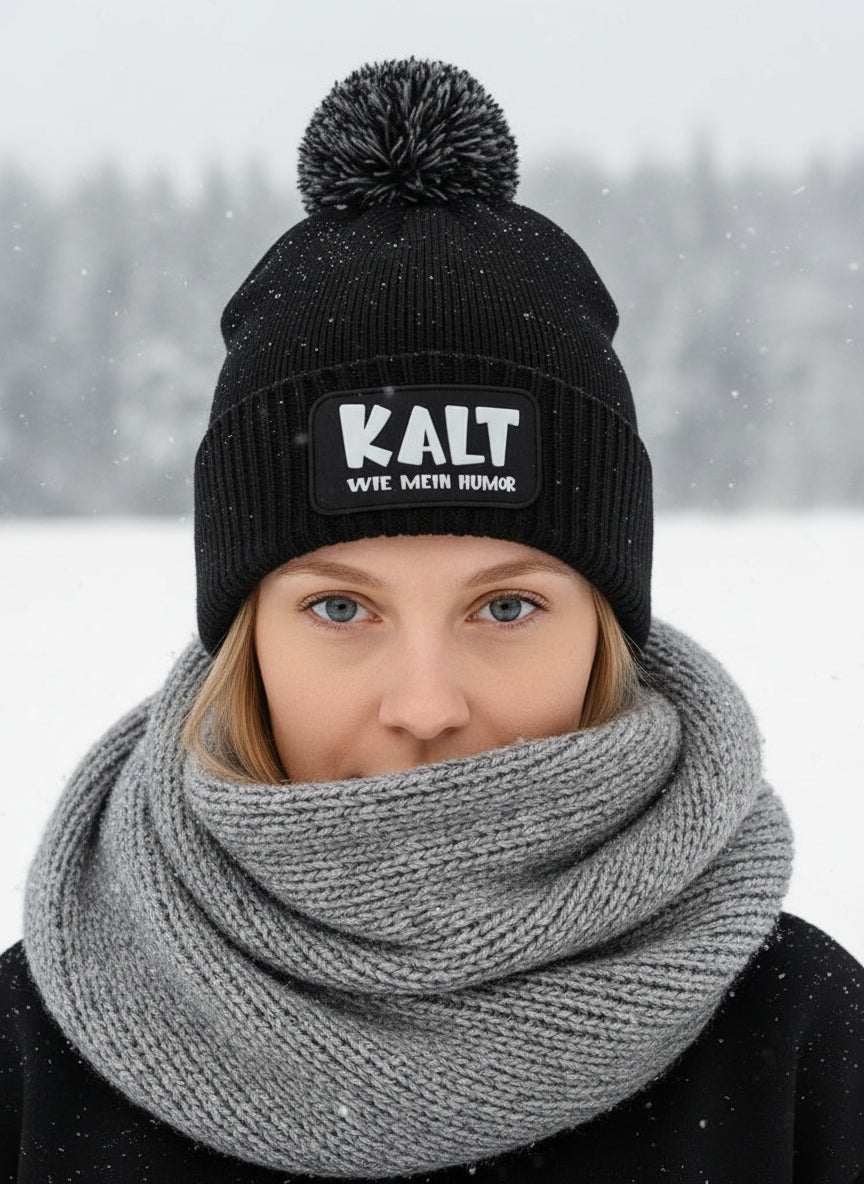 Mütze „Kalt wie mein Humor“ – Lustige Winter Beanie mit Bommel | Snowstar® Patch Beanie