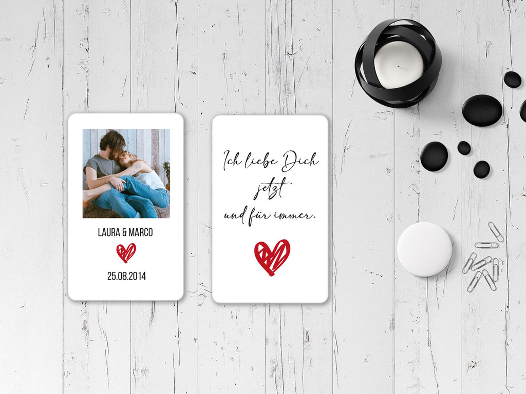 Diese stilvolle Geldbeutelkarte aus hochwertigem Aluminium verewigt dein Lieblingsfoto und eine persönliche Botschaft auf eine Weise, die Herzen berührt